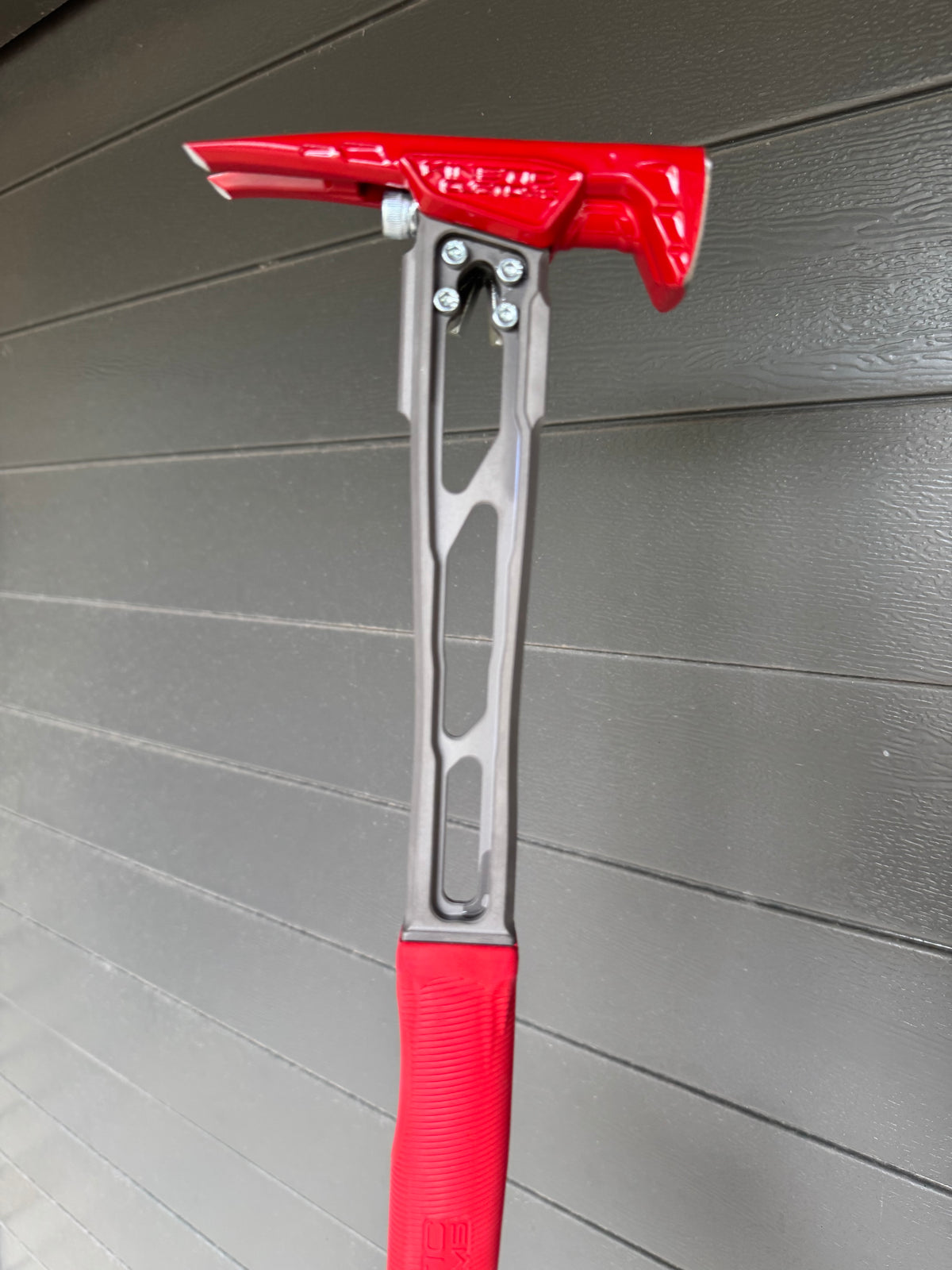 Nighthawk Titanium 16” Blasted Handle 15oz smooth red head and red grip