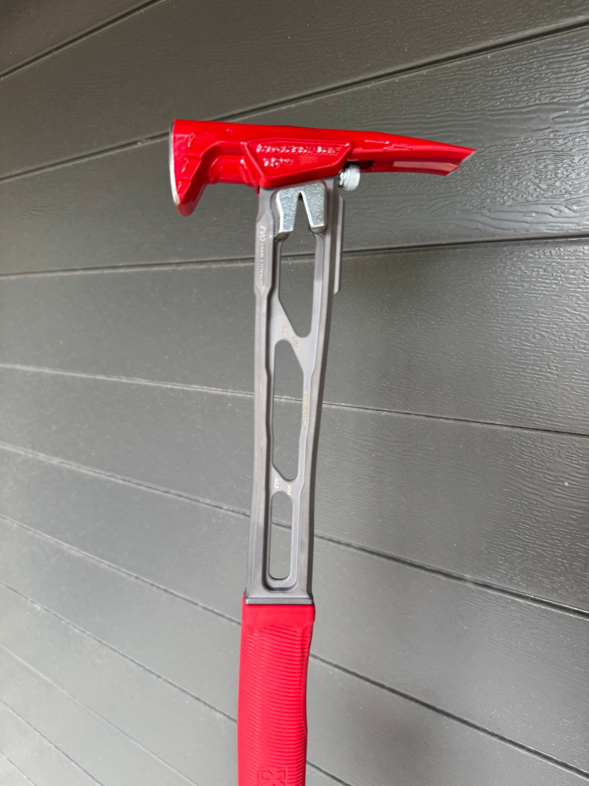 Nighthawk Titanium 16” Blasted Handle 15oz smooth red head and red grip